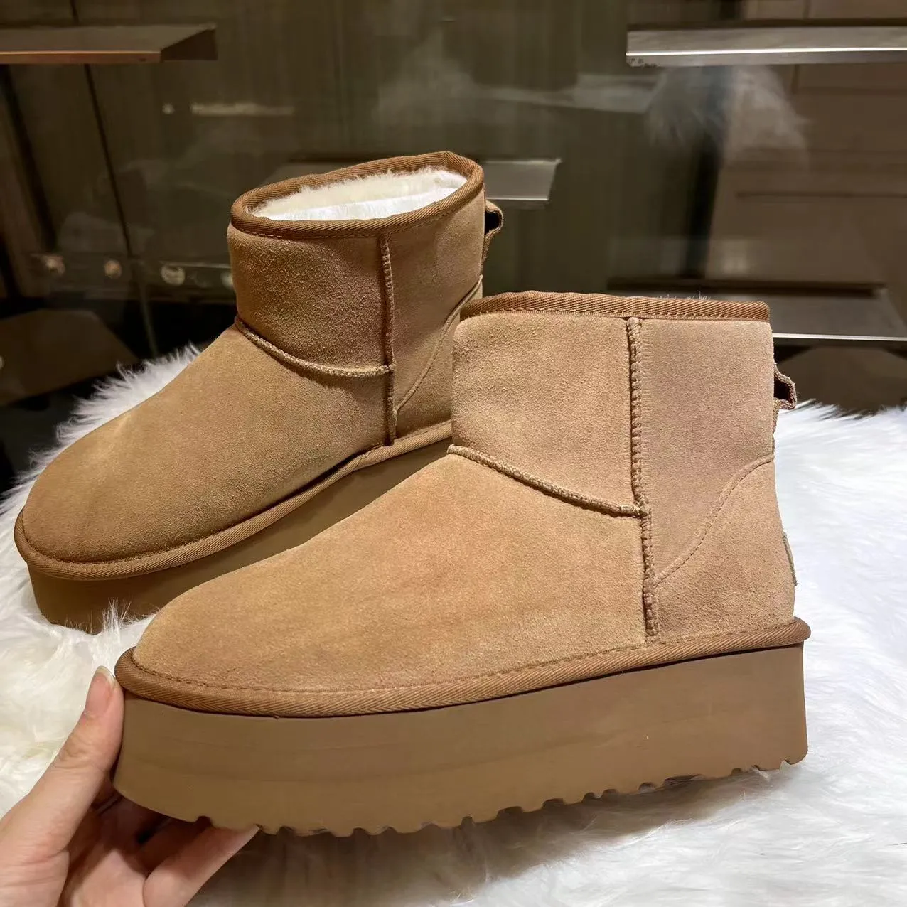 💰520 UGG sheepskin all-in-one snow boots. The official website synchronizes the new autumn and winter women's classic mini (thick sole) short snow boots 1134991, three-layer combination thick sole 5 cm, lightweight and non-slip, suede upper, 17 mm real wool lining, comfortable and casual, simple and fashionable! Color: Maroon Black Military Green Chocolate Size: 35-41